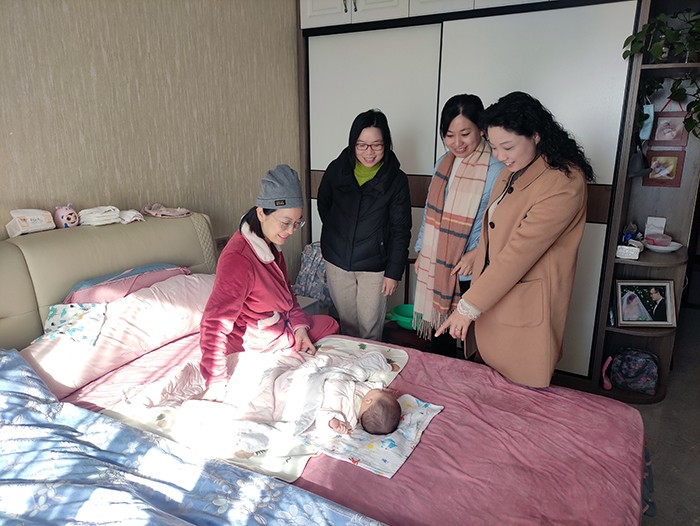 动画疯
工会慰问生育女教师2.jpg