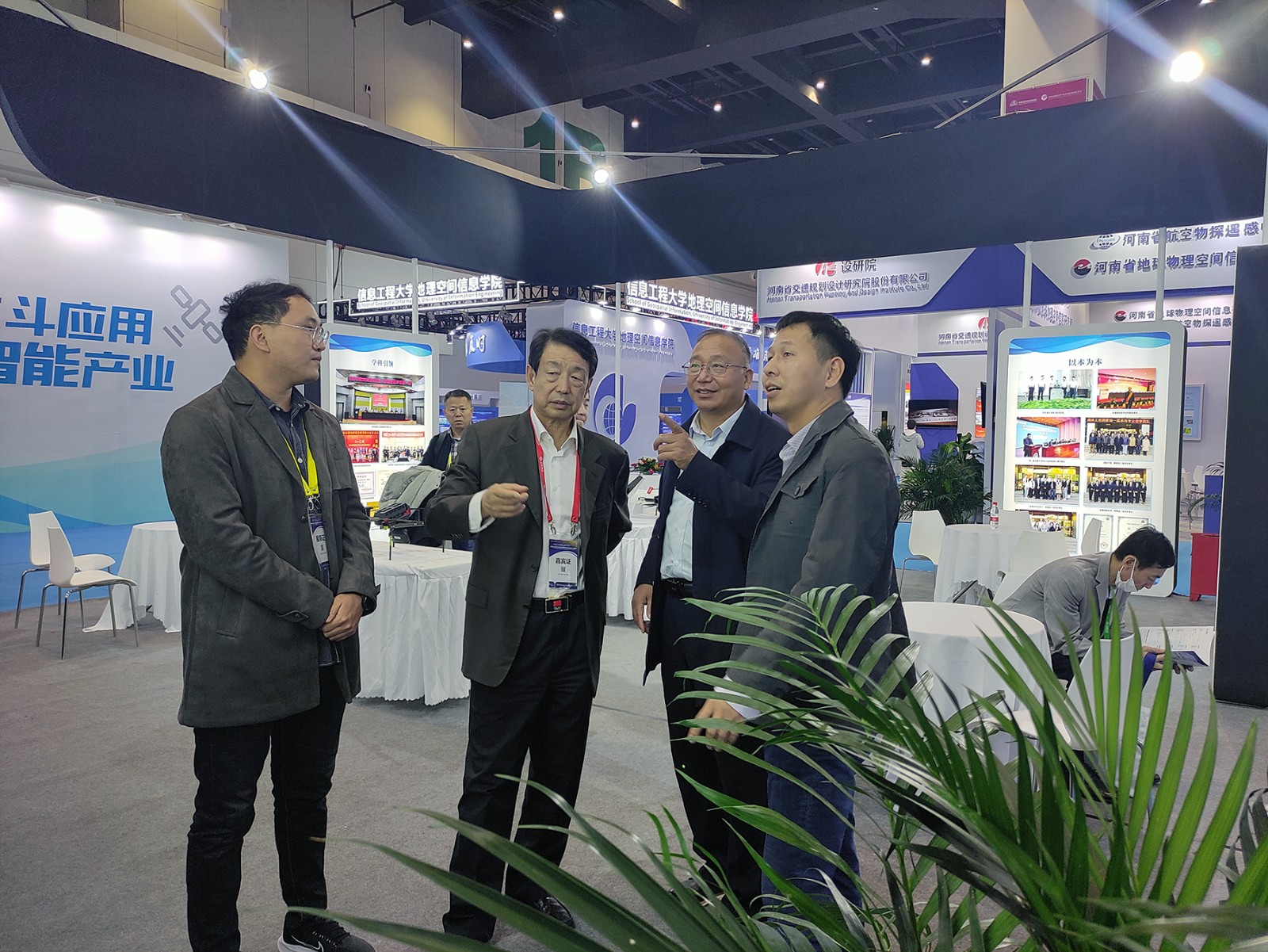 2.中国卫星导航定位协会会长于贤成莅临动画疯
展位.jpg 2.中国卫星导航定位协会会长于贤成莅临动画疯
展位.jpg