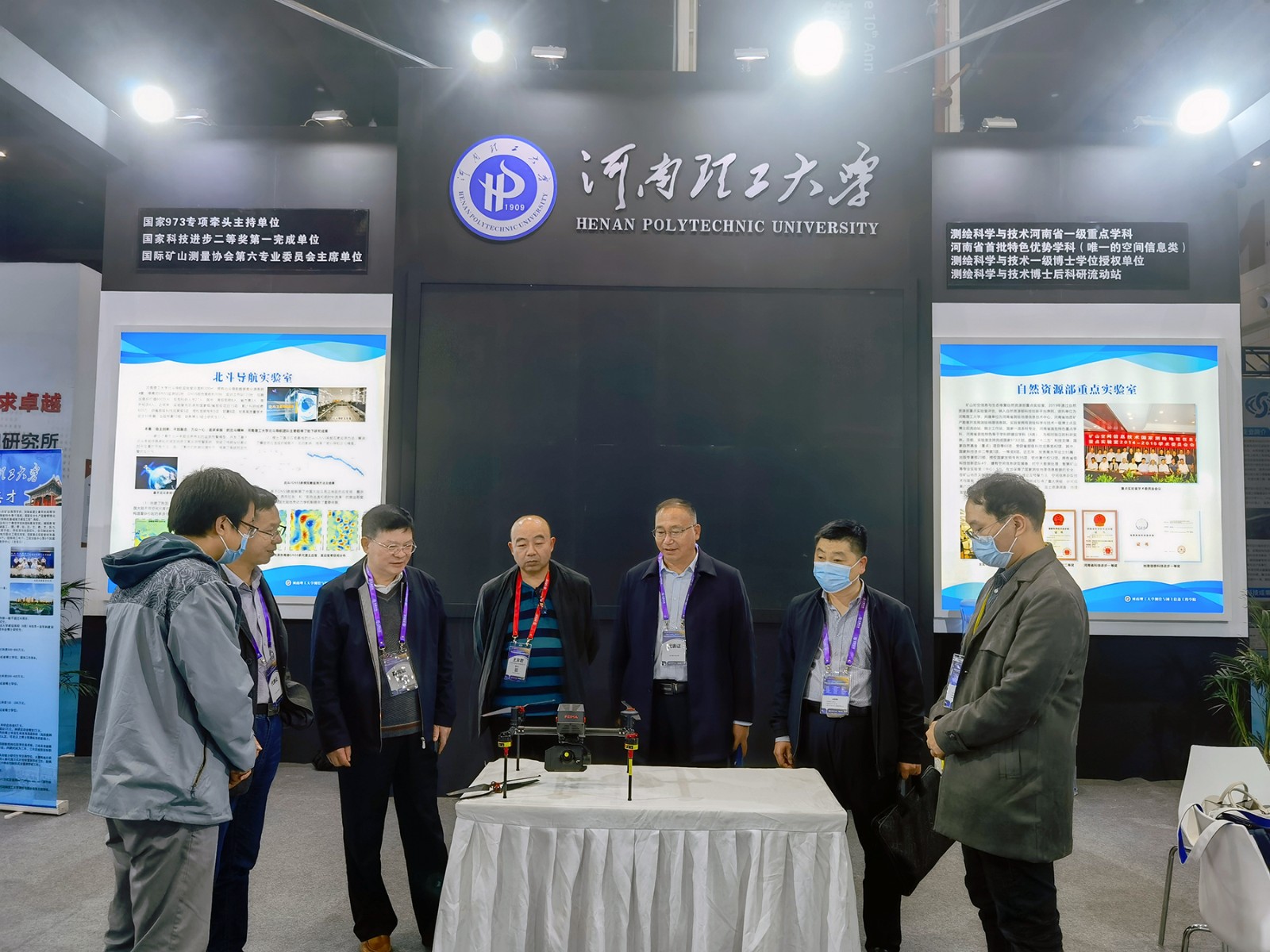 3.党委书记邹友峰莅临动画疯
展位.jpg 3.党委书记邹友峰莅临动画疯
展位.jpg