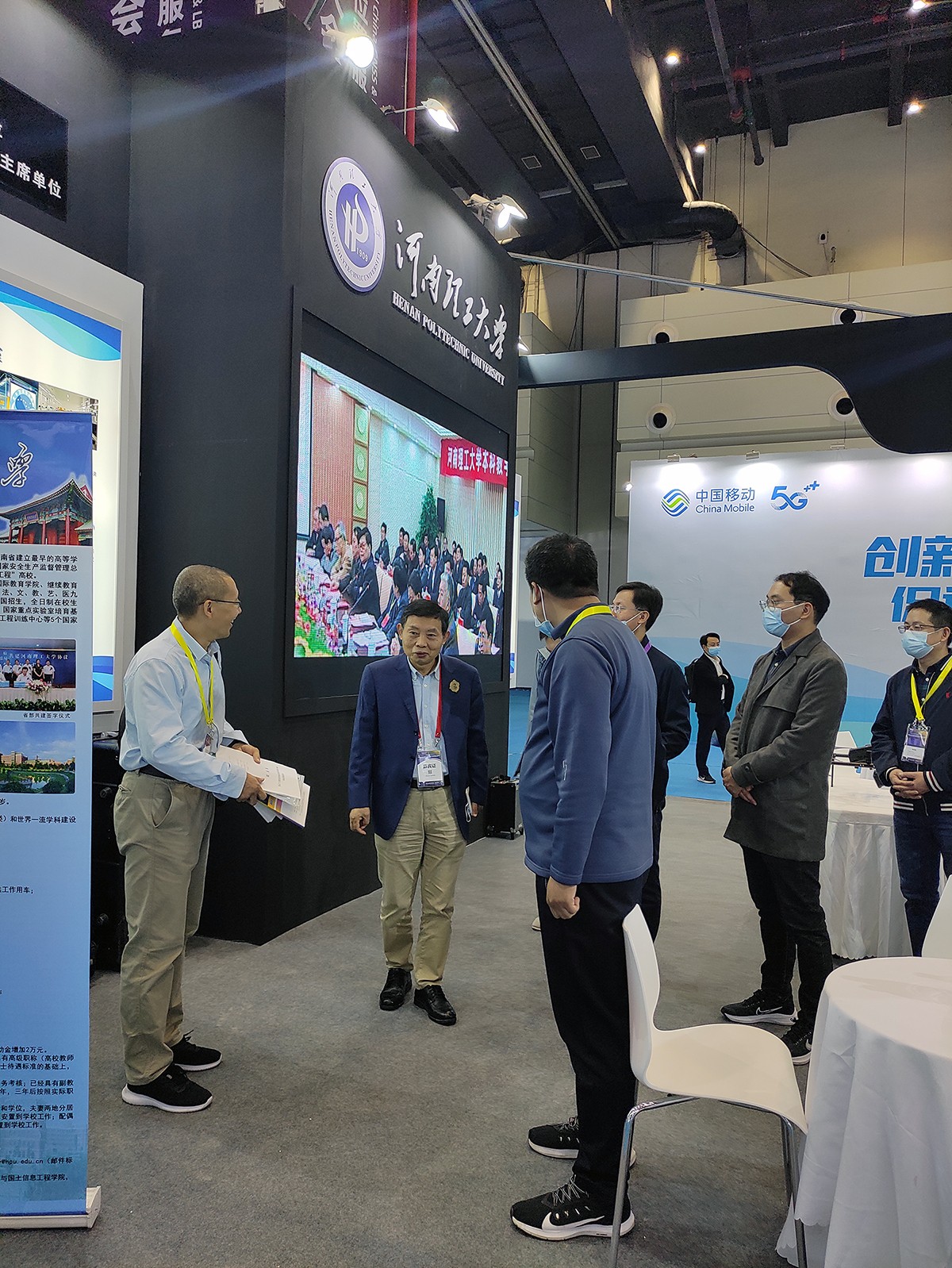 1.中国科学院杨元喜院士莅临动画疯
展位.jpg 1.中国科学院杨元喜院士莅临动画疯
展位.jpg