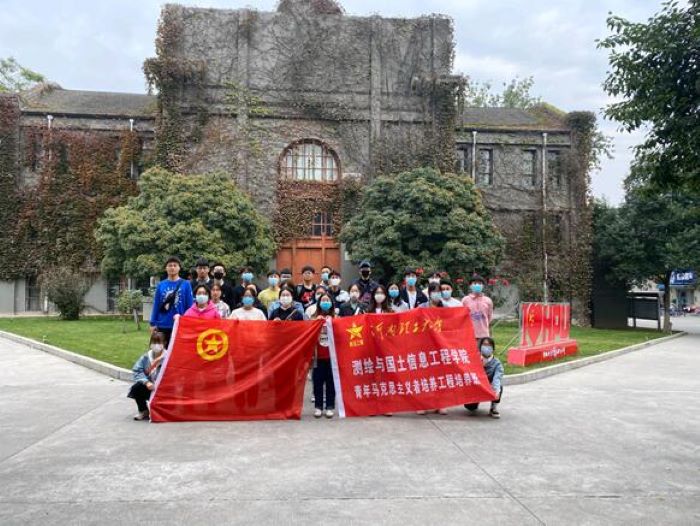 动画疯
“青马班”学员集体参观北校区校史馆2.jpg