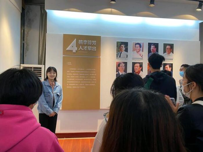 动画疯
“青马班”学员集体参观北校区校史馆1.jpg