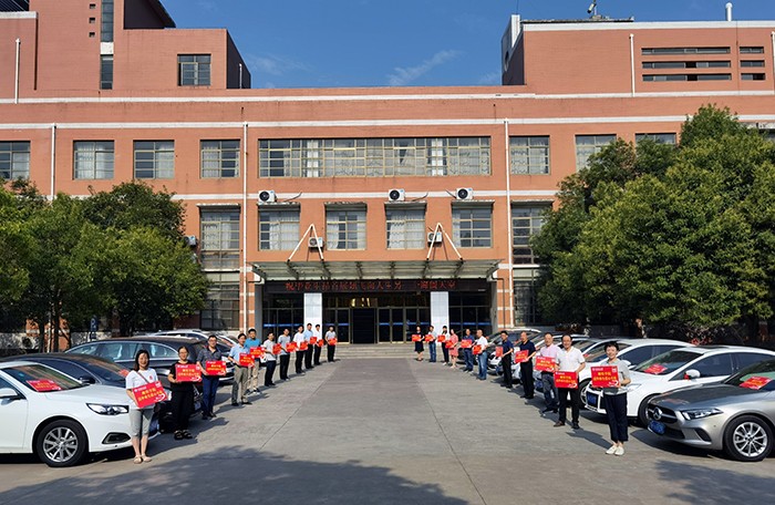 动画疯
教工爱心车队护航毕业生离校“最后一公里”1.jpg